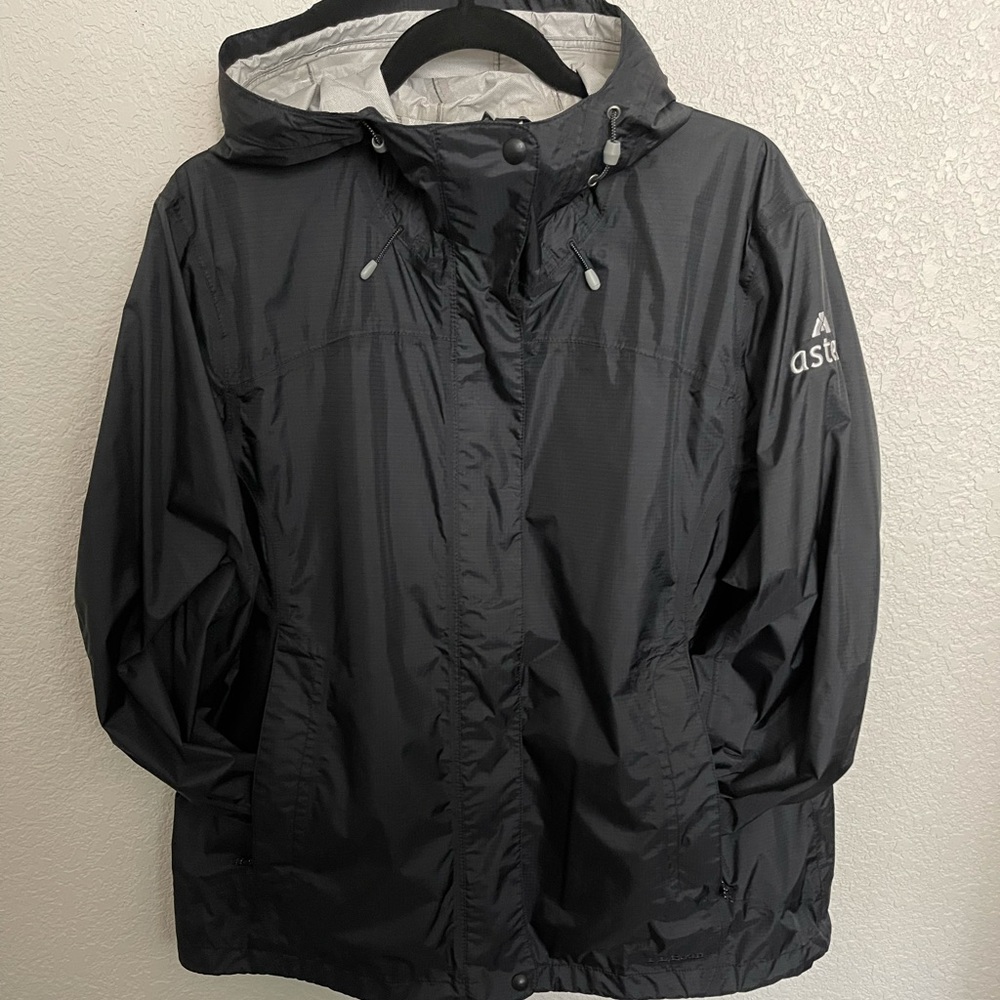 L.L.Bean 100%Nylon Jacket with Pockets Adjustable Hood XL Misses REG
